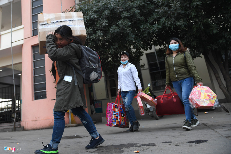 Lỉnh kỉnh tivi, cành đào về quê ăn Tết sau ngày làm việc cuối cùng